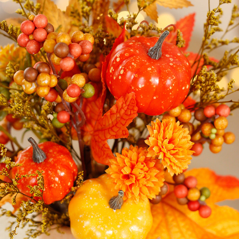Décoration d'automne, feuilles et citrouille en pot